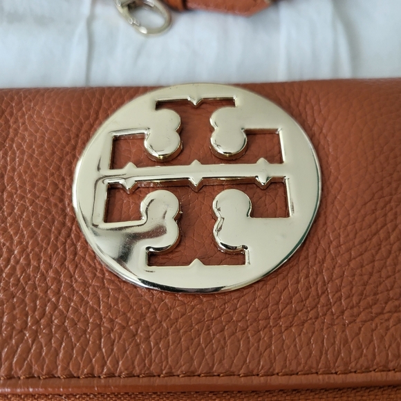Tory Burch Amanda Logo Leather Fold-Over Clutch Crossbody Bag in Camel - Picture 9 of 9